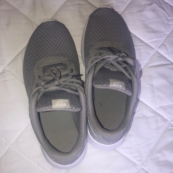 Gray running nikes size 6 youth kids - Picture 6 of 6